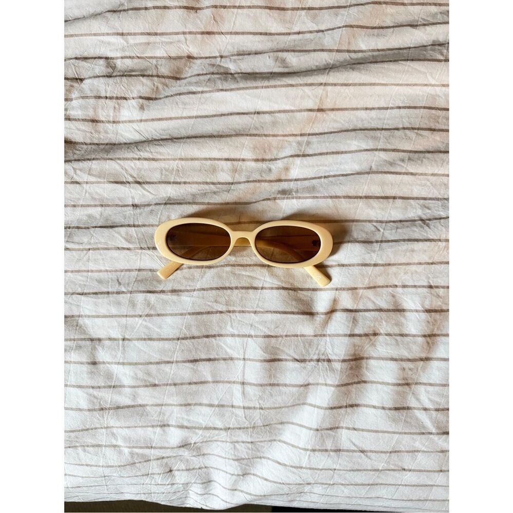 Women’s Retro Oval Sunglasses in Cream Le Specs Like New WITH ORIGINAL CASE